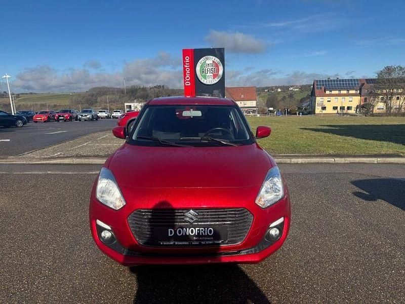 Gebraucht Suzuki Swift Comfort 90 PS (66 kW) 2018 Burning red pearl metallic Kleinwagen