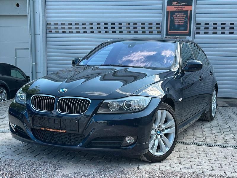 Blau Gebraucht 2009 BMW 320 Sport Line Limousine | 12.900 € - Bild 1/4