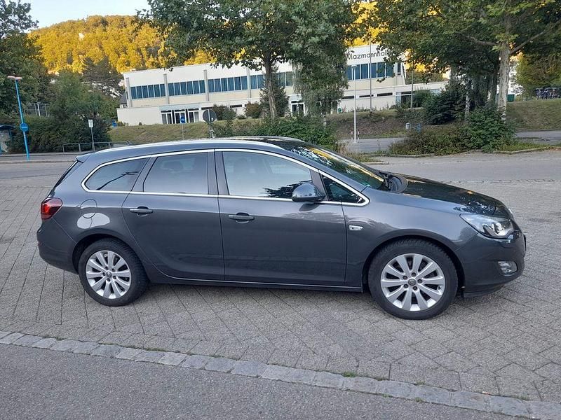 Grau Gebraucht 2011 Opel Astra Innovation Kombi | 6.999 € (Etwas zu teuer) - Bild 1/4