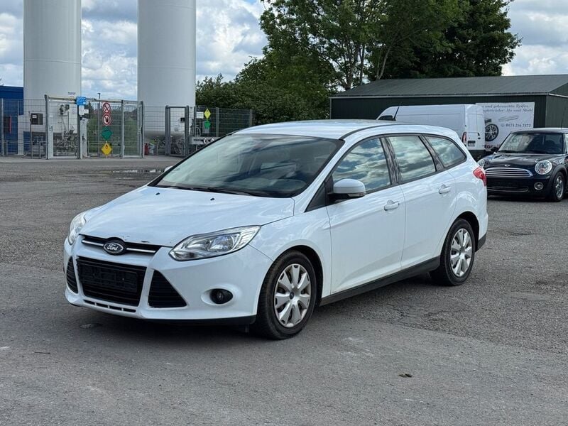 Weiß Gebraucht 2013 Ford Focus Trend Limousine | 2.500 € (Superpreis) - Bild 1/4