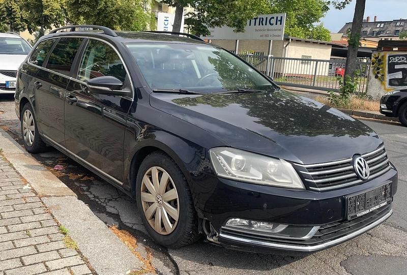 Schwarz Gebraucht 2012 VW Passat Kombi | 3.999 € (Superpreis) - Bild 1/4