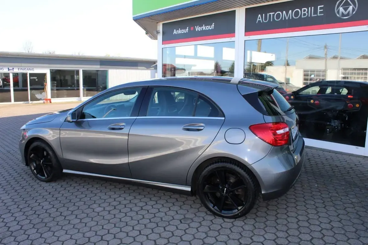 Gebraucht Mercedes A180 122 PS (89 kW) 2013 Grau Limousine