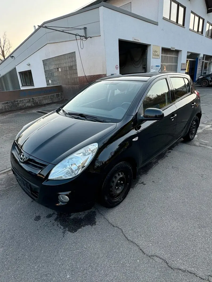 Gebraucht Hyundai i20 77 PS (56 kW) 2011 Schwarz Kleinwagen