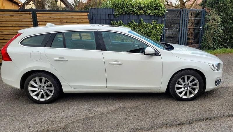 Gebraucht Volvo V60 Summum 150 PS (110 kW) 2016 Weiß Kombi