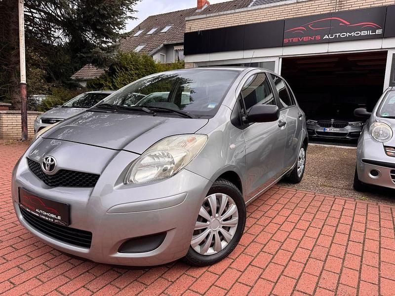 Grau Gebraucht 2009 Toyota Yaris Cool Limousine | 5.490 € (Teuer) - Bild 1/4