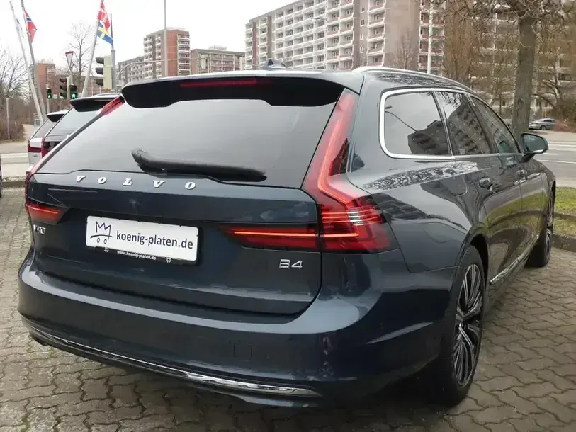Używany Volvo V90 Ultimate 197 KM (144 kW) 2024 Niebieski Kombi