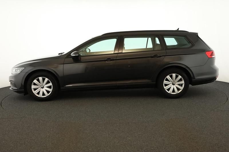 Gebraucht VW Passat Conceptline 122 PS (89 kW) 2023 Mangangrau metallic Kombi