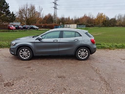 Gebraucht Mercedes GLA180 Urban 122 PS (89 kW) 2016 Grau SUV