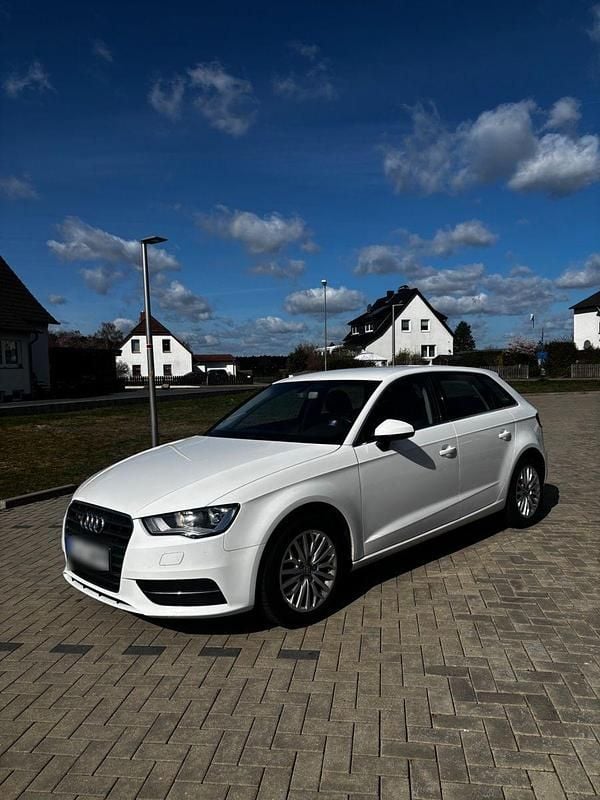 Second-hand Audi A3 Attraction 150 CP (110 kW) 2015 Alb Berlinǎ
