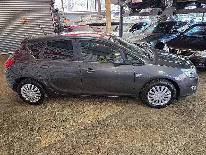 Gebraucht Opel Astra 140 PS (102 kW) 2012 Grau Limousine