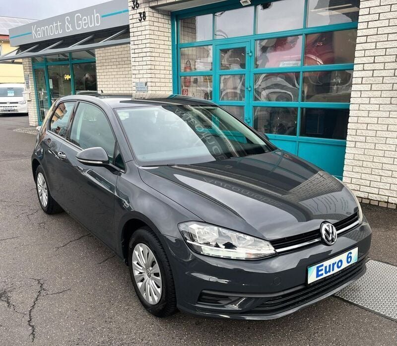 Grau Gebraucht 2018 VW Golf VII Trendline Limousine | 8.950 € (Superpreis) - Bild 1/4