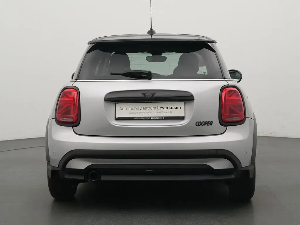 Usado Mini Cooper Essential 136 HP (100 kW) 2023 Prateado Citadino