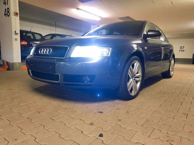 Grau Gebraucht 2001 Audi A4 Comfort Limousine | 1.990 € (Superpreis) - Bild 1/4