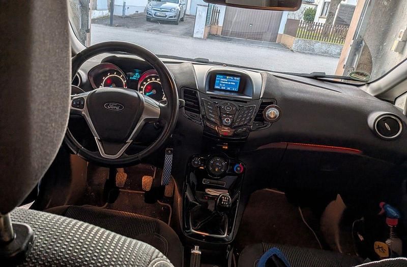 Blau Gebraucht 2016 Ford Fiesta Titanium Kleinwagen | 5.555 € (Fairer Preis) - Bild 1/1