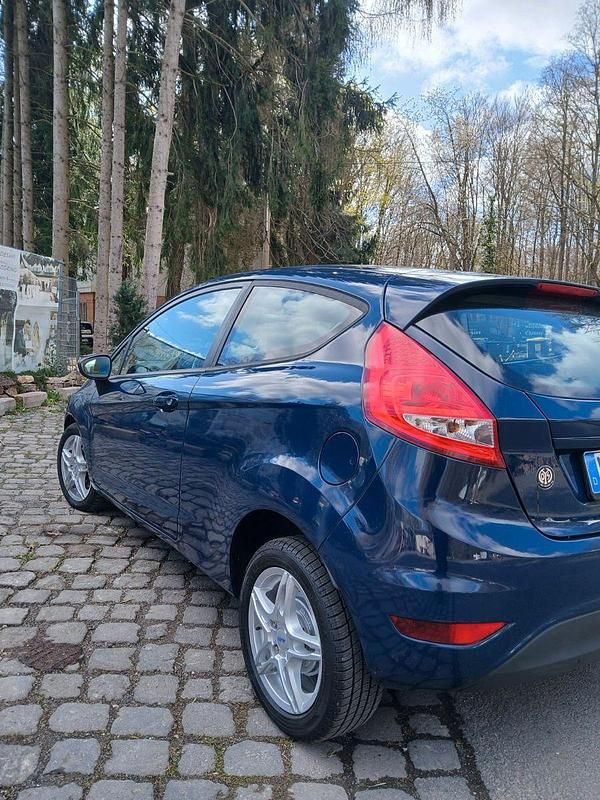 Gebraucht Ford Fiesta 60 PS (44 kW) 2011 Blau Kleinwagen