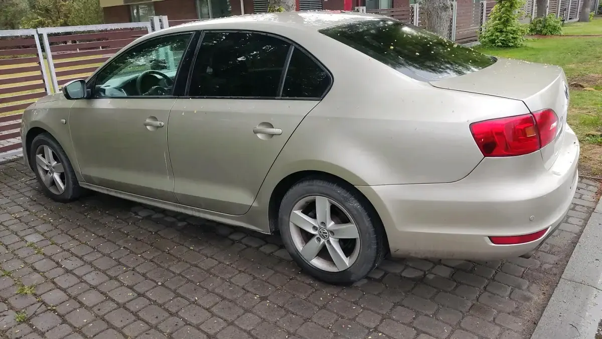 Gebraucht VW Jetta 110 PS (80 kW) 2013 Grau Limousine
