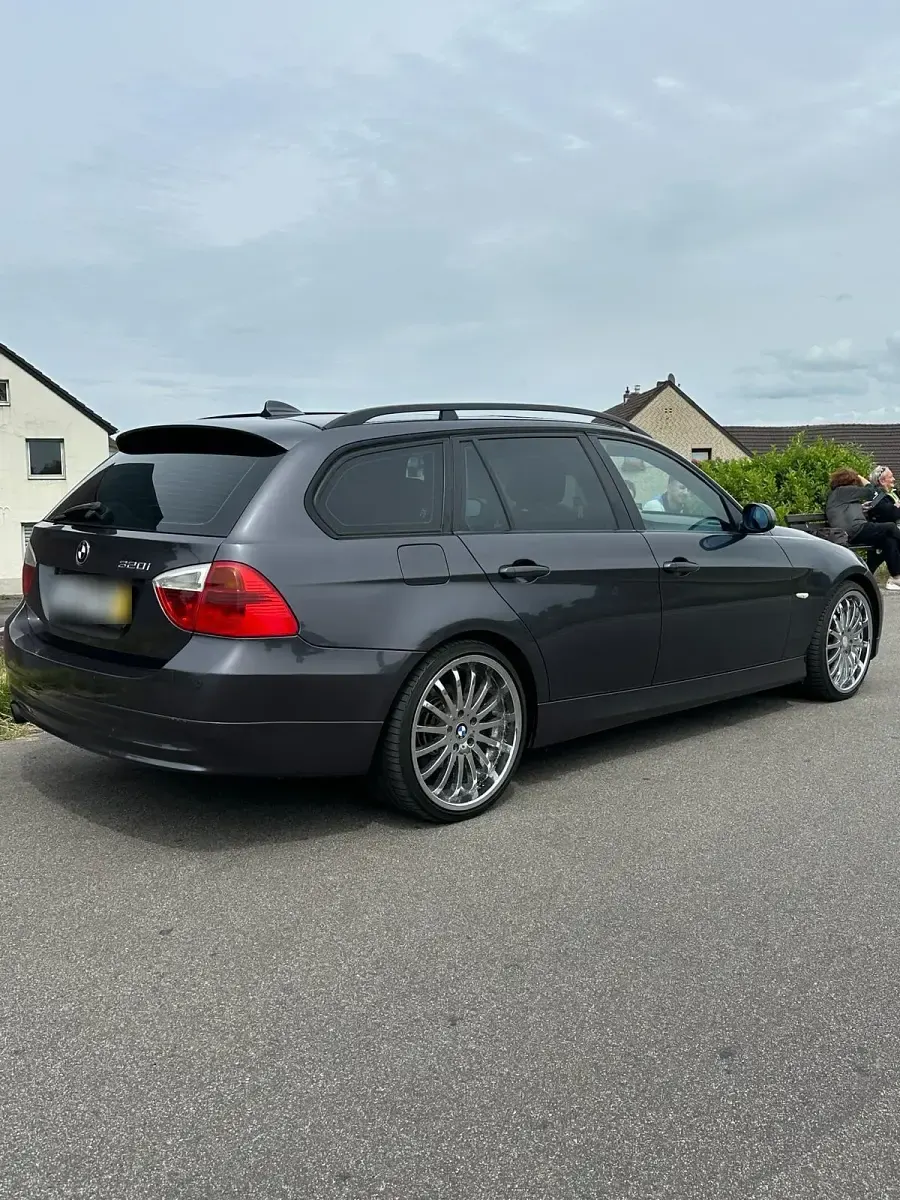 Gebraucht BMW 320 177 PS (130 kW) 2008 Grau Kombi