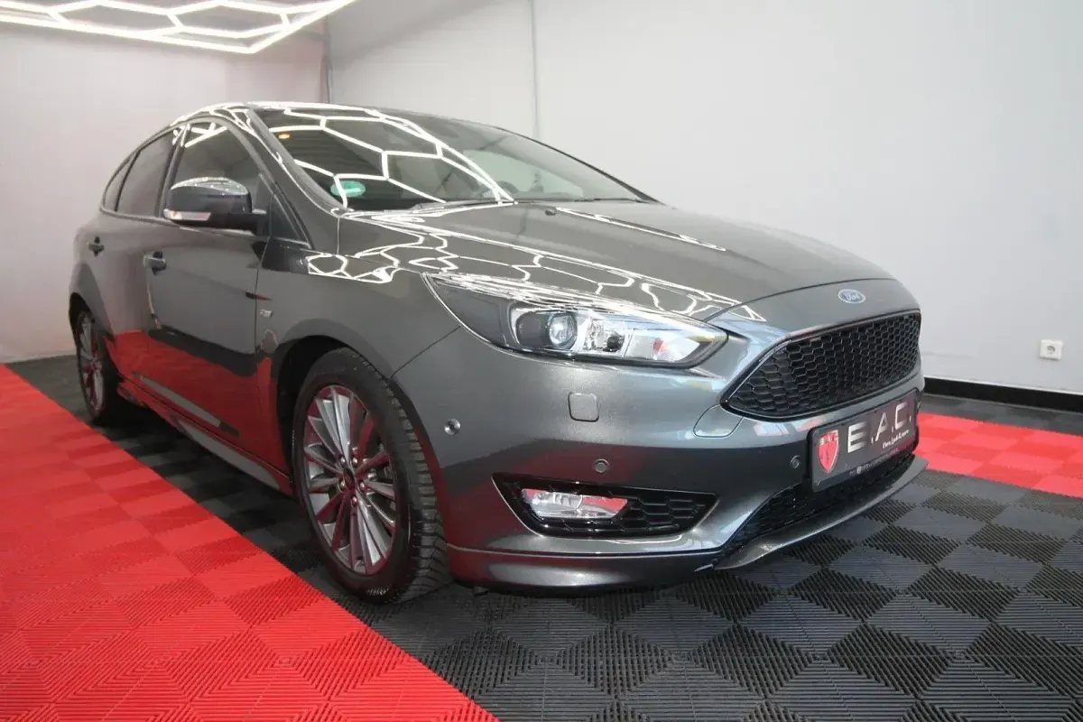 Gebraucht Ford Focus ST-Line 140 PS (102 kW) 2018 Grau Limousine