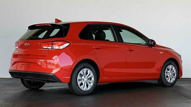 Gebraucht Hyundai i30 120 PS (88 kW) 2024 Rot Limousine