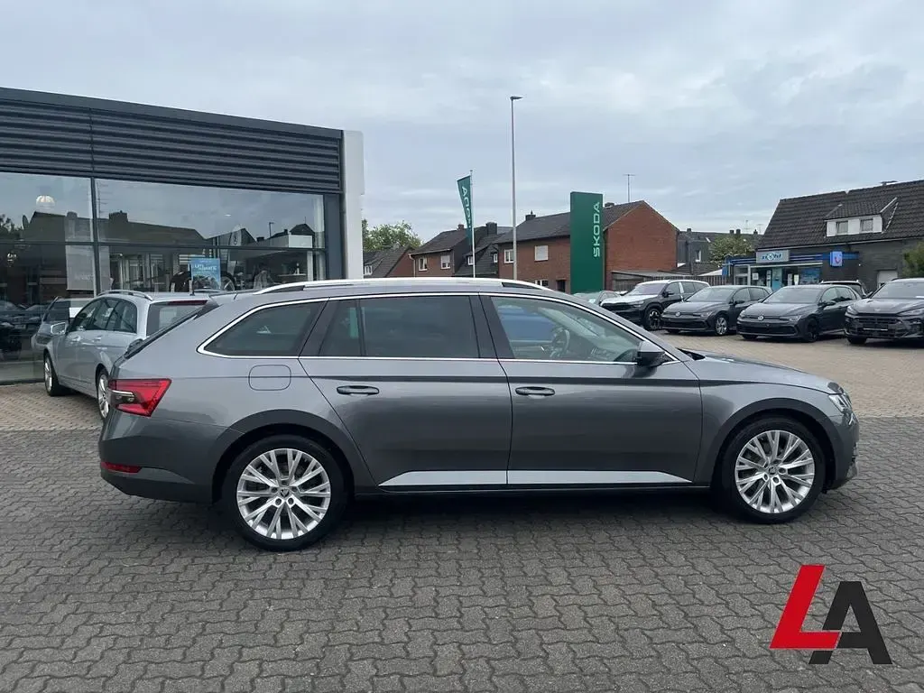 Gebraucht Skoda Superb Style 150 PS (110 kW) 2022 Grau Kombi