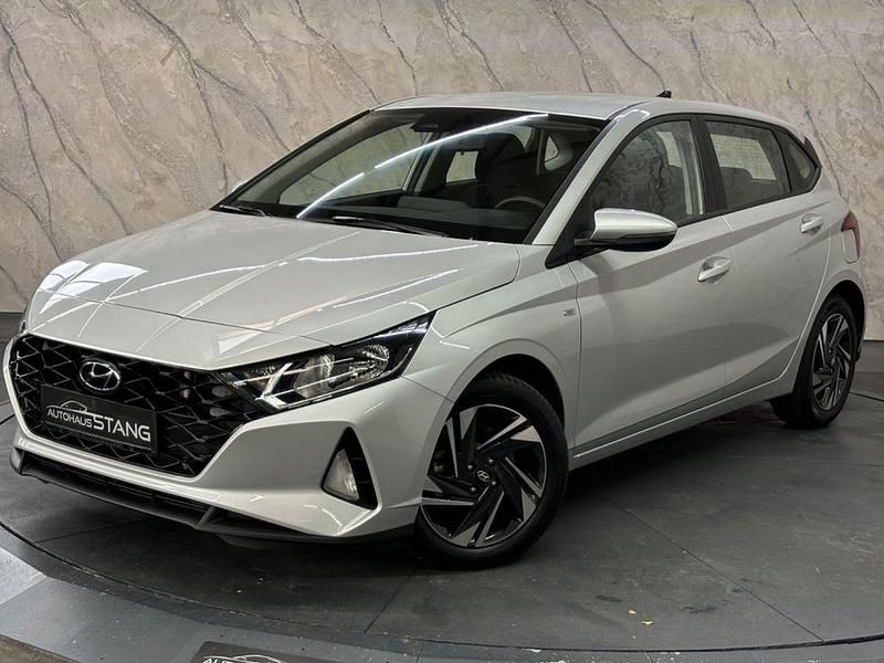 Silber Gebraucht 2024 Hyundai i20 Trend Limousine | 19.900 € (Fairer Preis) - Bild 1/4