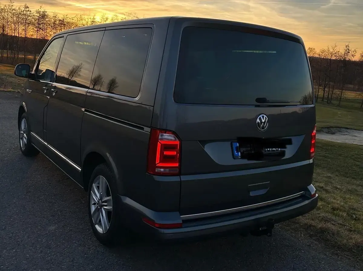 Gebraucht VW Multivan 204 PS (150 kW) 2018 Grau Van / Kleinbus