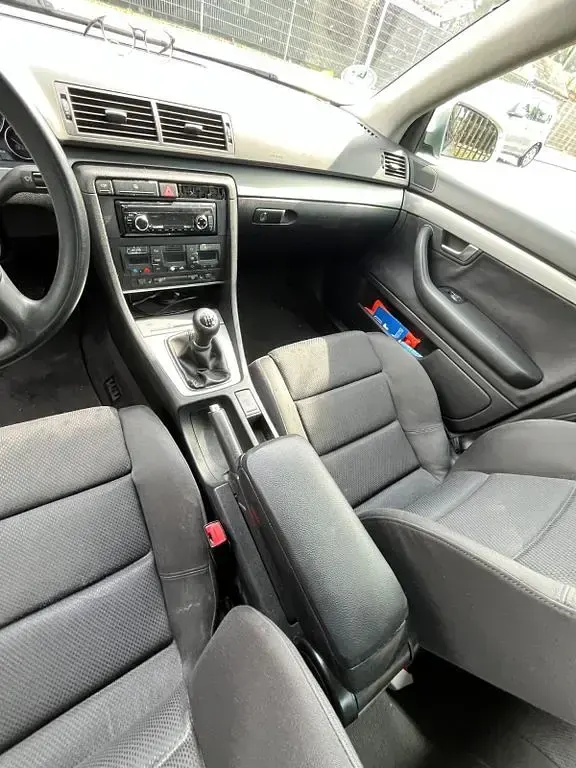 Używany Audi A4 131 KM (96 kW) 2001 Srebrny Sedan/Limuzyna