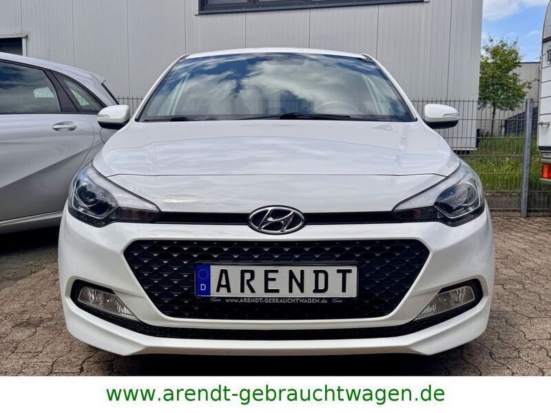 Gebraucht Hyundai i20 Passion 84 PS (61 kW) 2017 Weiß Limousine