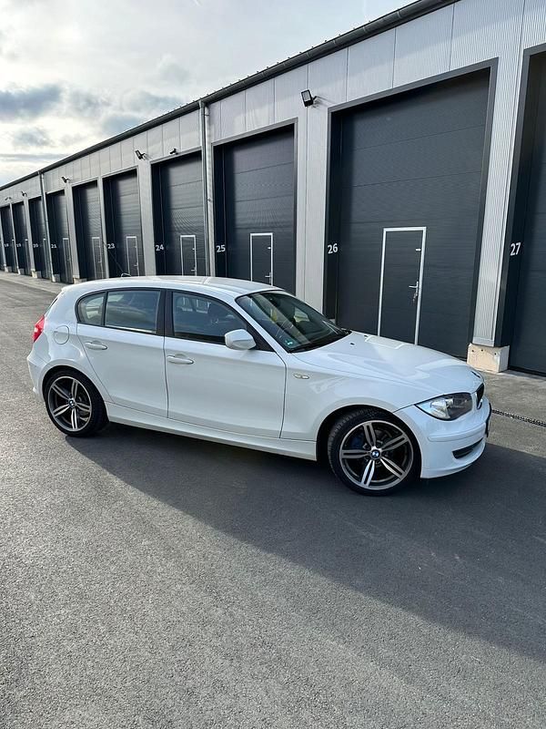 Gebraucht BMW 116 Advantage 122 PS (89 kW) 2011 Weiß Kleinwagen