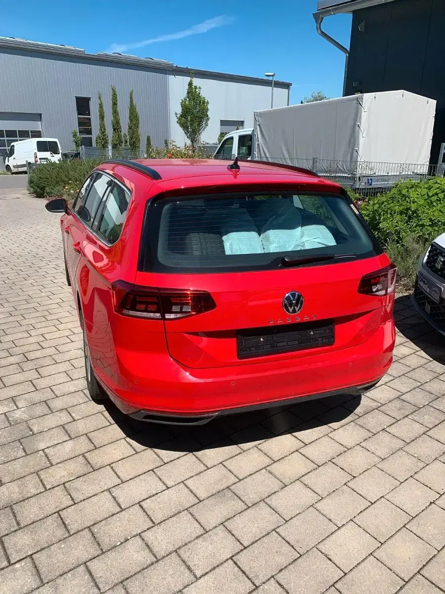 Second-hand VW Passat Business 122 CP (89 kW) 2023 Roșu Break