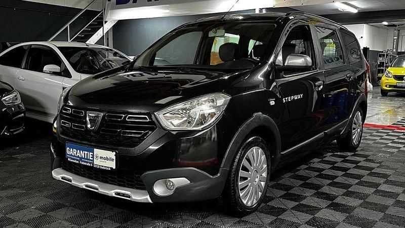 Schwarz Gebraucht 2017 Dacia Lodgy Celebration Van / Kleinbus | 9.990 € (Guter Preis) - Bild 1/4