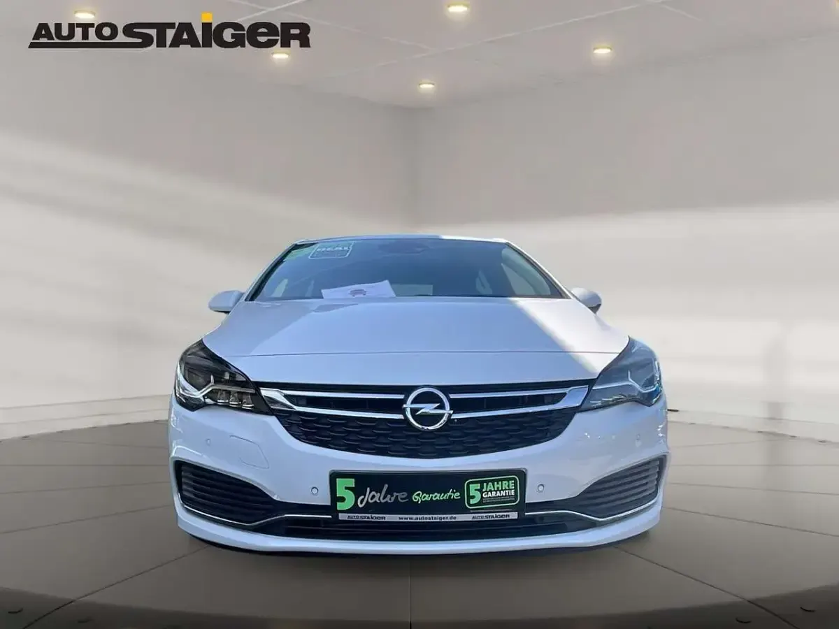 Używany Opel Astra Innovation 200 KM (147 kW) 2017 Biały Sedan/Limuzyna