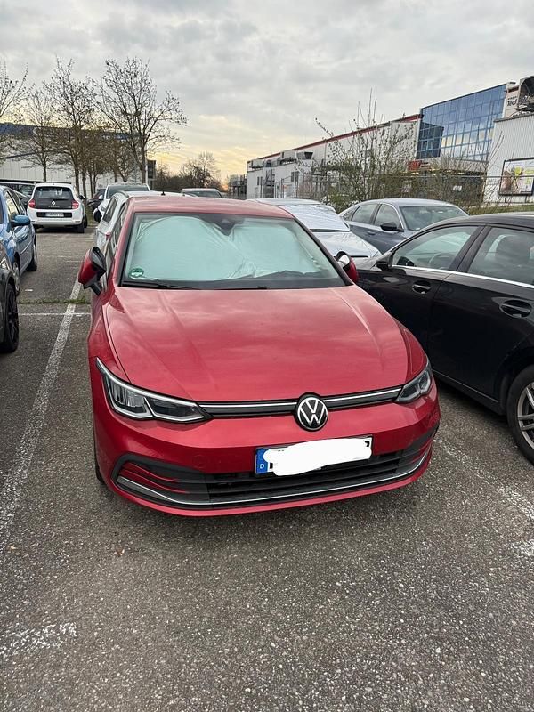 Rot Gebraucht 2021 VW Golf VIII Kombi | 21.000 € (Etwas zu teuer) - Bild 1/4