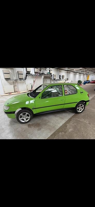 Grün Gebraucht 1998 Peugeot 306 S16 Kleinwagen | 2.500 € - Bild 1/4