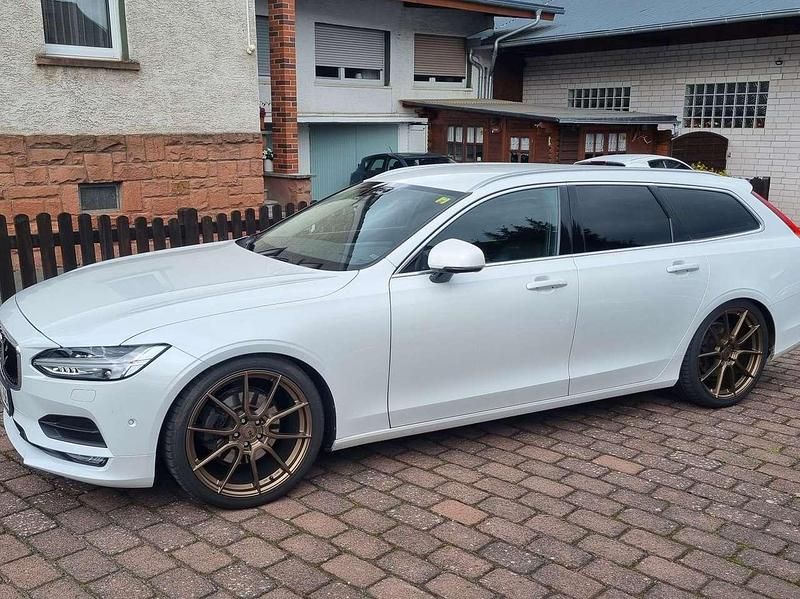 Gebraucht Volvo V90 Momentum 190 PS (139 kW) 2016 Crystal white / metallic Kombi