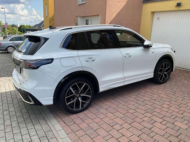 Weiß Gebraucht 2024 VW Tiguan R-line SUV | 44.000 € (Teuer) - Bild 1/4