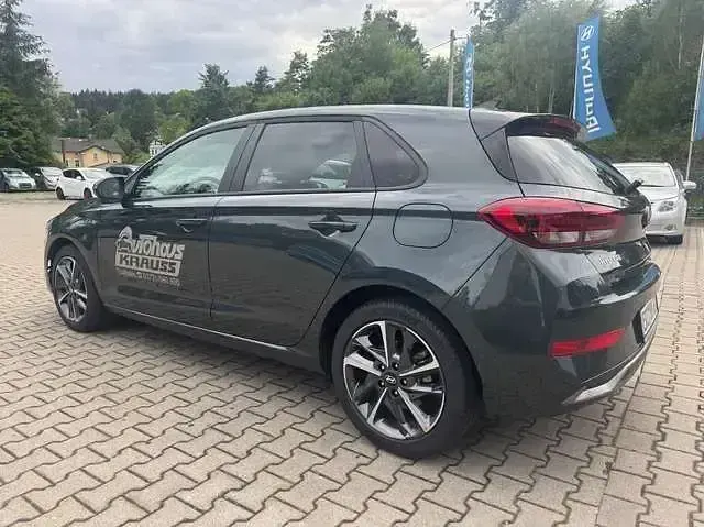 Gebraucht Hyundai i30 Advantage 101 PS (74 kW) 2025 Cypress green / mic Kleinwagen