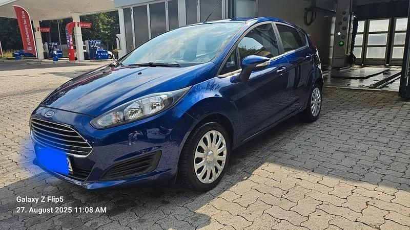 Blau Gebraucht 2015 Ford Fiesta Celebration Kleinwagen | 4.350 € (Guter Preis) - Bild 1/4