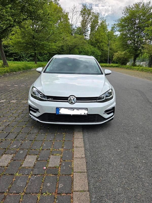 Weiß Gebraucht 2018 VW Golf VII Highline Limousine | 15.999 € (Fairer Preis) - Bild 1/4