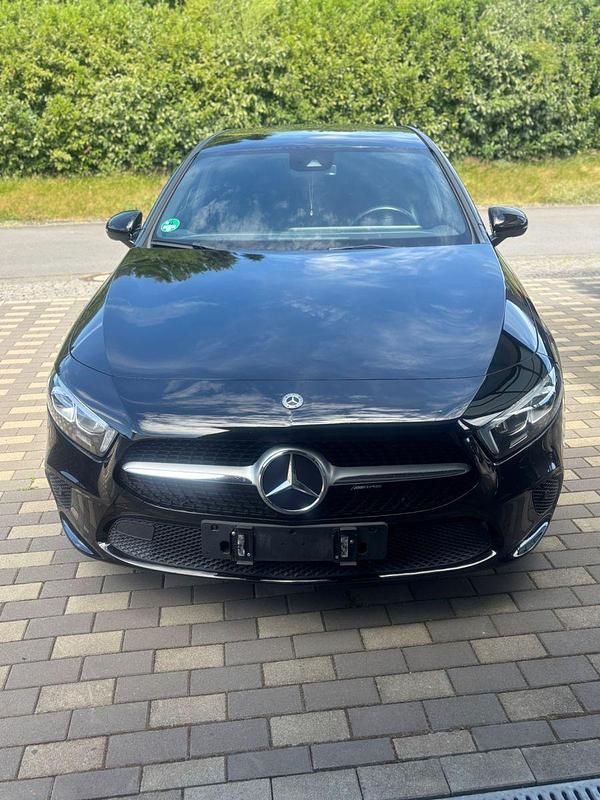 Schwarz Gebraucht 2018 Mercedes A200 Kleinwagen | 17.490 € (Fairer Preis) - Bild 1/4