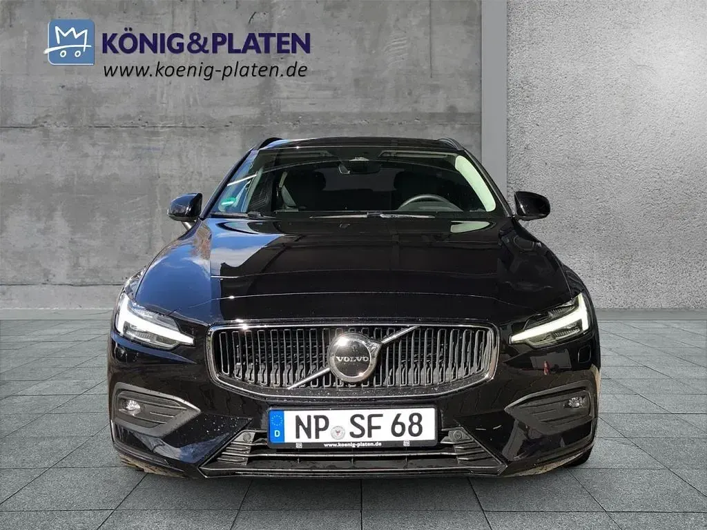 Używany Volvo V60 Core 197 KM (144 kW) 2024 Czarny Kombi