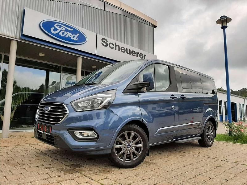 Chromablau metallic Gebraucht 2022 Ford Tourneo Custom Titanium Van / Kleinbus | 39.900 € (Fairer Preis) - Bild 1/4