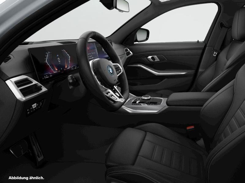 Grau Gebraucht 2024 BMW 330e Kombi | 51.100 € - Bild 1/2