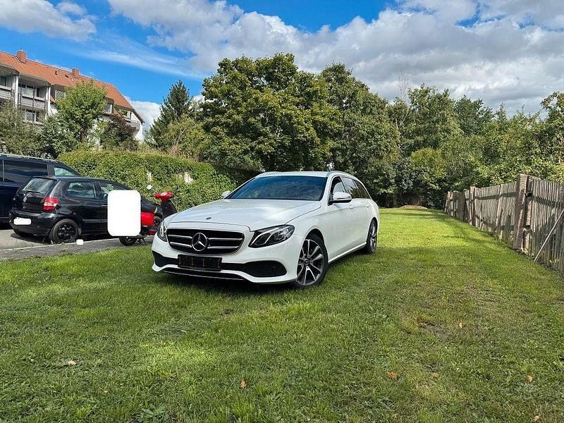Weiß Gebraucht 2020 Mercedes E220 Kombi | 26.899 € (Fairer Preis) - Bild 1/4