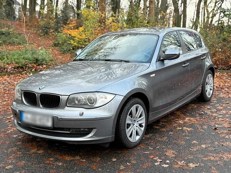 Grau Gebraucht 2011 BMW 118 Kleinwagen | 6.500 € (Superpreis) - Bild 1/4