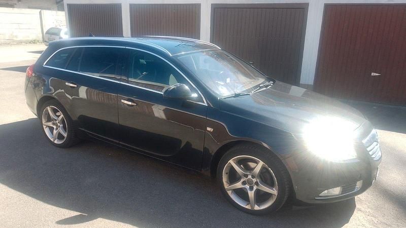 Usado Opel Insignia Active 160 HP (117 kW) 2013 Preto Carrinha