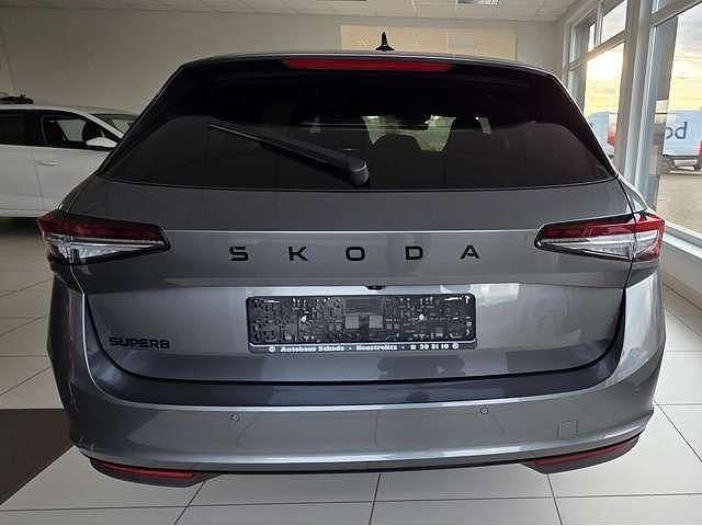 Neu Skoda Superb SportLine 150 PS (110 kW) 2025 Graphite grau metallic Kombi