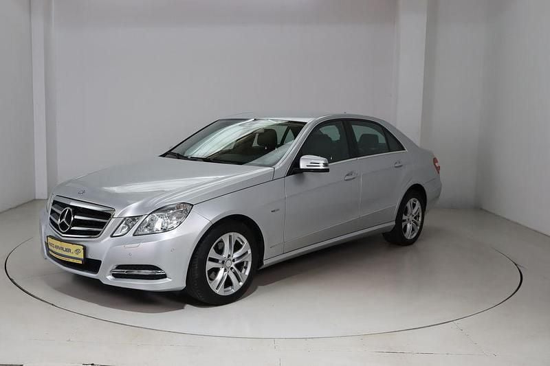 Silber Gebraucht 2011 Mercedes E200 Avantgarde Limousine | 7.200 € (Superpreis) - Bild 1/4