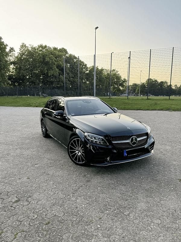 Schwarz Gebraucht 2020 Mercedes C220 AMG Kombi | 27.999 € (Fairer Preis) - Bild 1/4