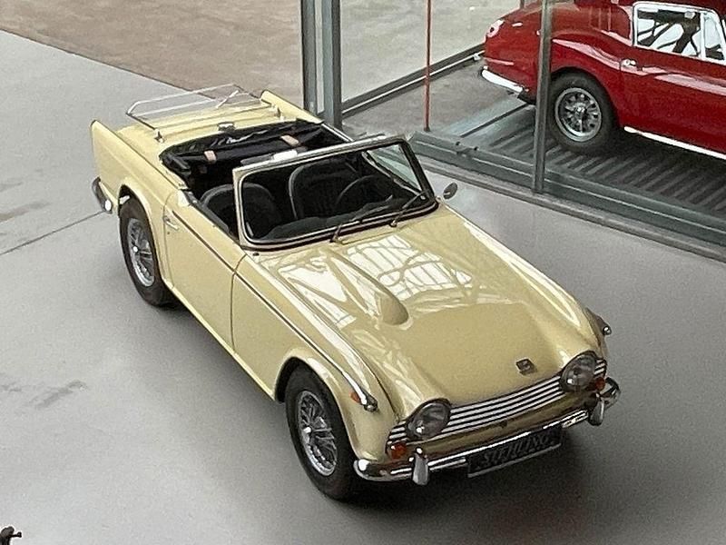 Gelb Gebraucht 1967 Triumph TR5 Cabrio | 59.800 € - Bild 1/4